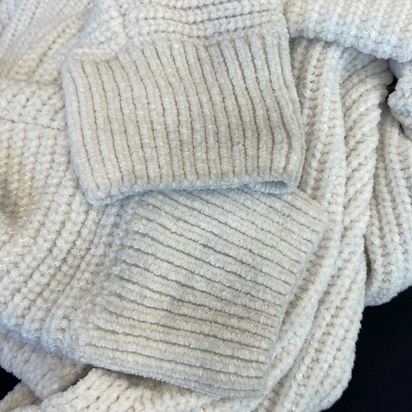 Double Zero V-Neck Cozy Sweater - Picture 3 of 4